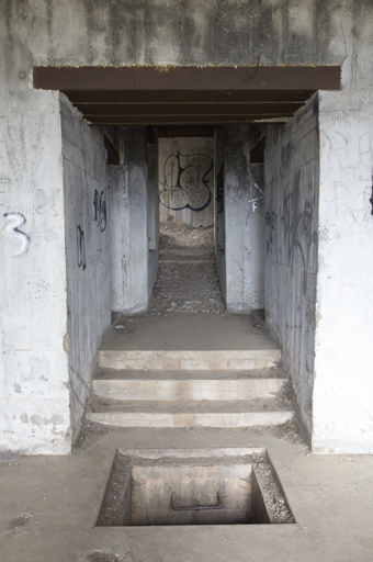 Couloir-sas de la casemate active ouest de 1944, vu de la salle de tir.