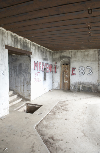 Salle de tir la casemate active ouest de 1944, côté gorge, plafond en fer.