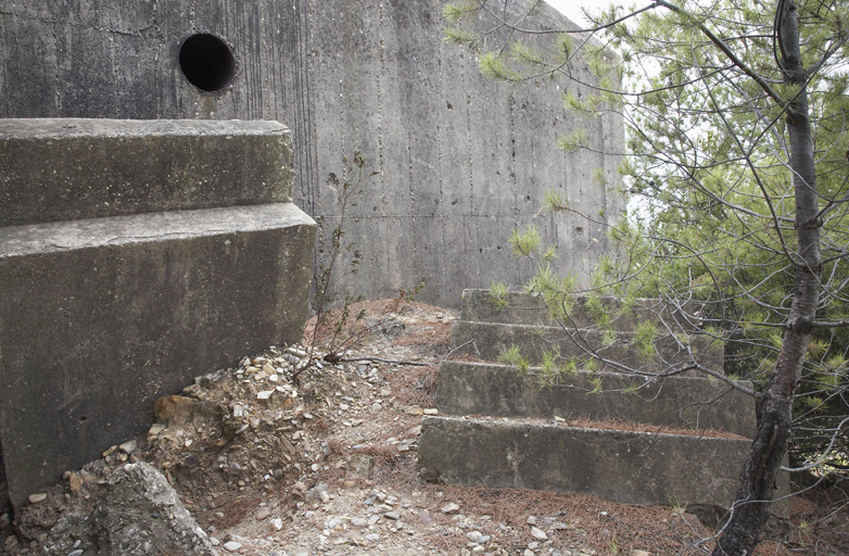 Segments d'escaliers disloqués de la casemate active ouest de 1944.