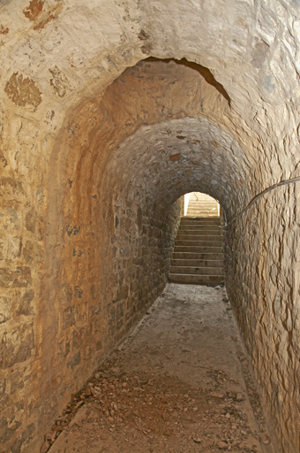 Galerie de distribution du souterrain en caverne de la batterie Séré de Rivières.