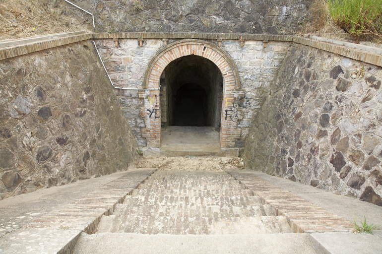 Escalier-rampe et porte d'entrée du souterrain en caverne de la batterie Séré de Rivières.