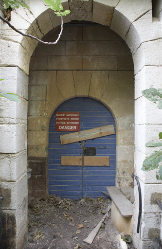 Porte et sas d'entrée de la tour réduit type 1846 n°2.