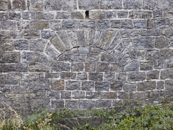 Détail d'une poterne murée dans la courtine du front nord de l'enceinte.