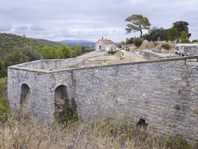 Face et flanc gauche bastionnet nord-ouest, vus de la contrescarpe ouest.