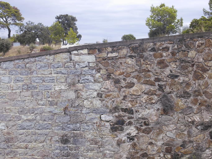 Détail du raccord de parement du mur ouest au point d'appui du rempart.