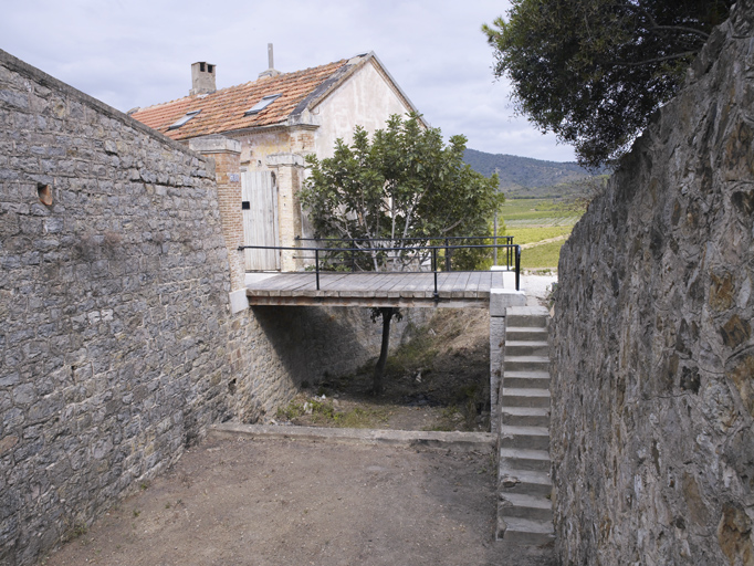 Fossé du flanc ouest de l'enceinte, porte et pont, corps de garde.