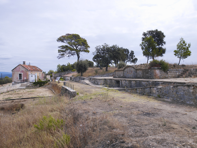 Terrasses et chaussée de la batterie vues de l'extrémité ouest.