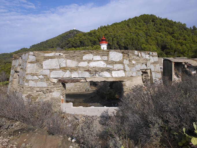 Détail d'une baie de l'édifice octogonal défensif du radar de 1940.