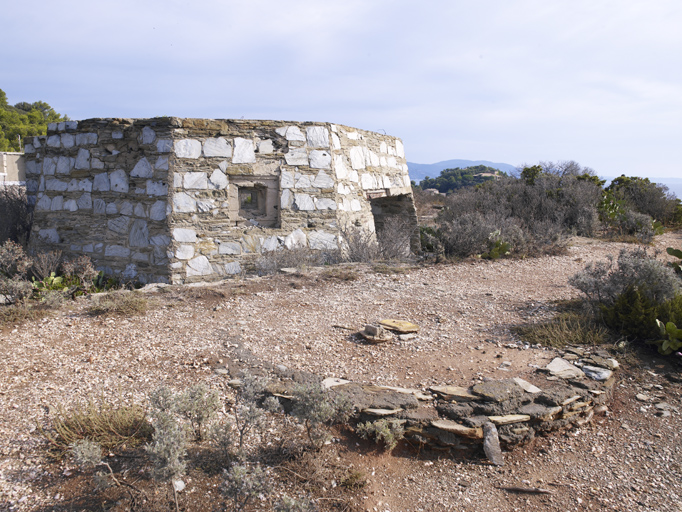 Emplacement de tir de 1940, devant l'édifice octogonal défensif du radar.