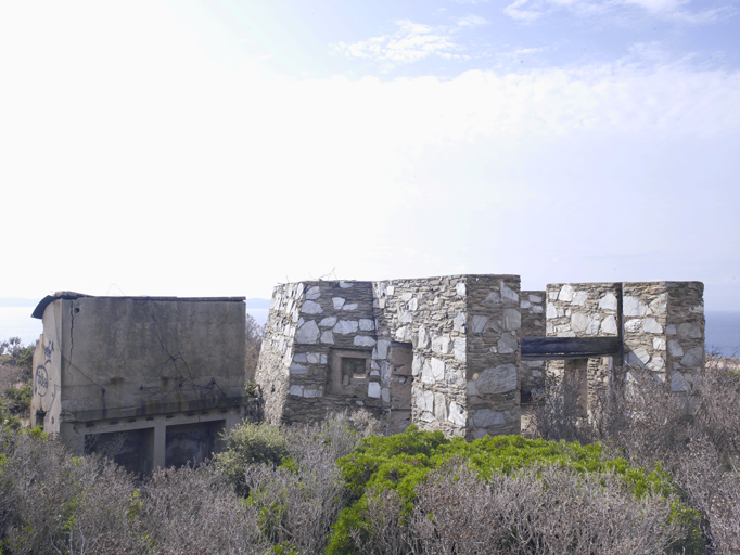 Acces pricipal et annexe de l'édifice octogonal défensif du radar de 1940.