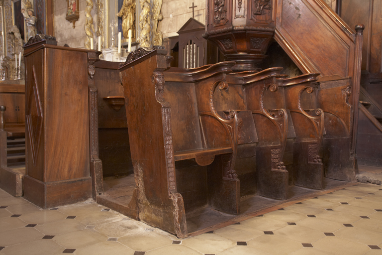 Ensemble des stalles, bancs de choeur et trône épiscopal 