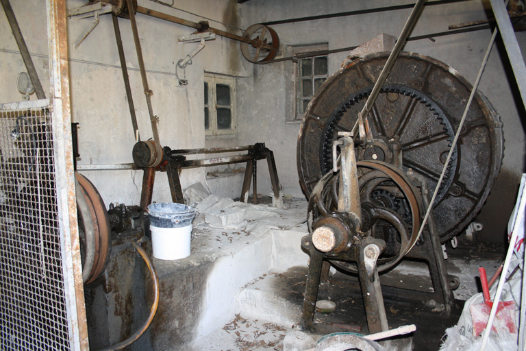 Le moulin à galets, la fosse et la pompe.