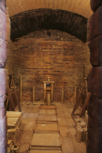 Vue de la chambre de cuisson à travers la gueule d'enfournement.