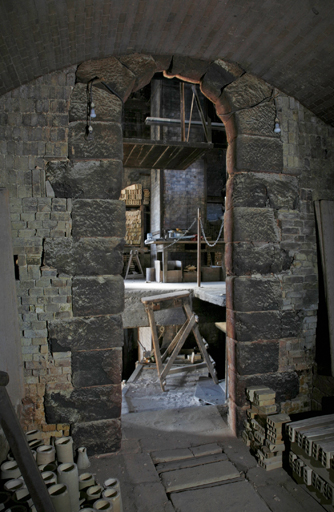 La gueule d'enfournement vue de l'intérieur de la chambre de cuisson.