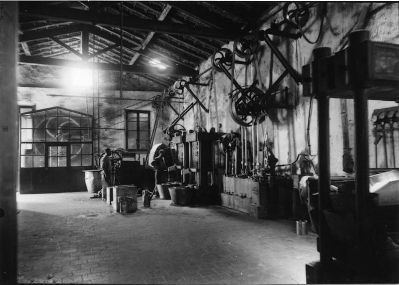 Vue d'un moulin de l'industrie des parfums en fonctionnement.