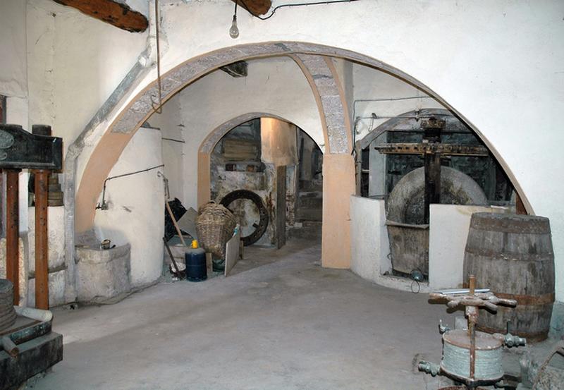 Vue sud de la salle principale du moulin.