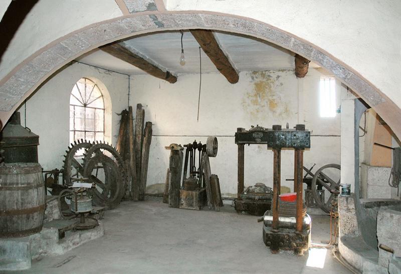 Vue est de la salle principale du moulin.