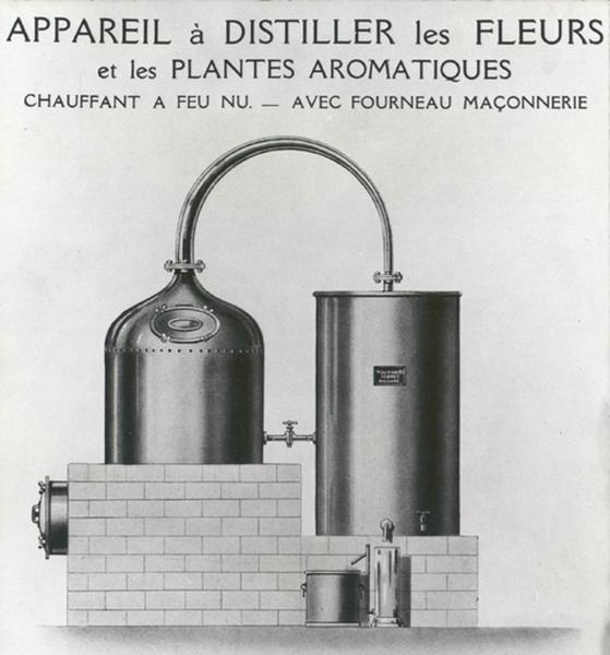 Appareil à distiller les fleurs et les plantes aromatiques chauffant à feu nu. - Avec fourneau maçonnerie.