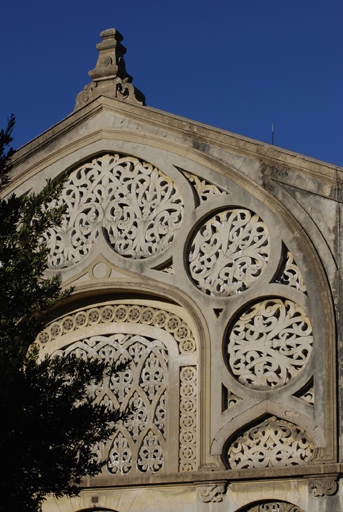 Vue partielle de la façade sud-ouest du bâtiment.