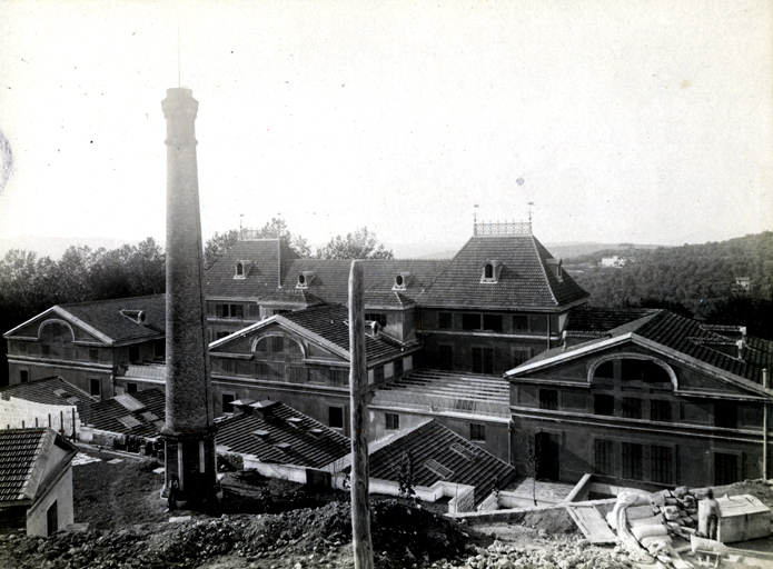 Vue arrière du bâtiment principal.