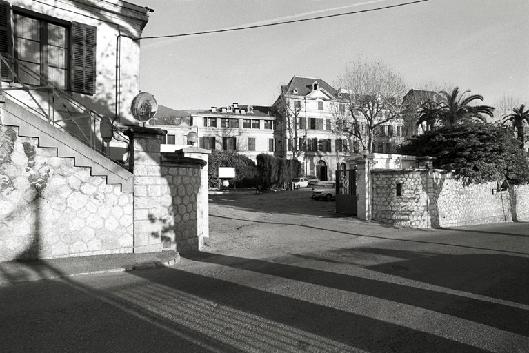 Vue du portail d'entrée de l'usine.