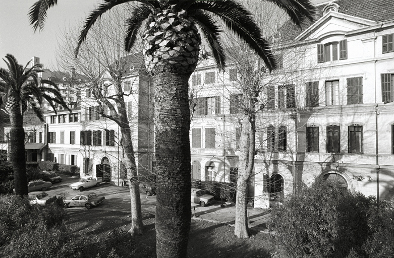 Vue sud-est du bâtiment principal.