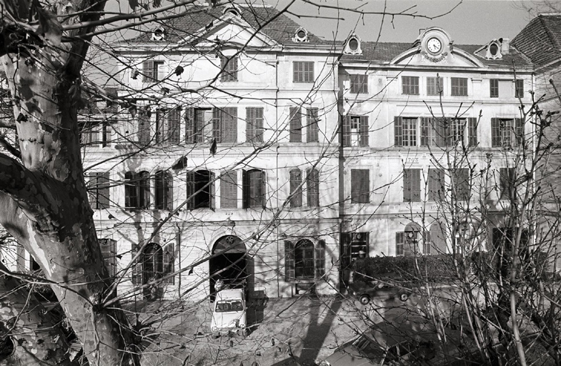 Partie centrale de la façade antérieure du bâtiment principal.