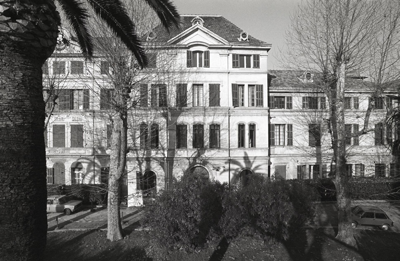 Aile droite du bâtiment principal.