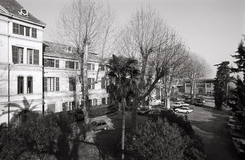 Partie est du bâtiment principal.