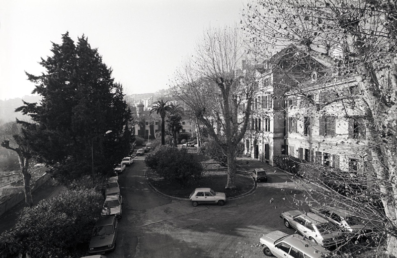 Vue d'ensemble de l'usine et de la cour.