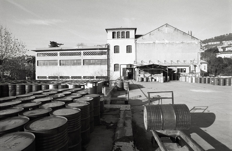 Terrasse de stockage au sud-est de l'usine.