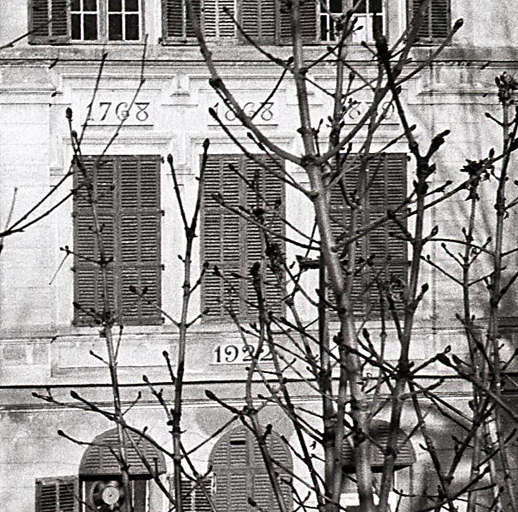 Dates portées au centre de la façade antérieure : 1768, 1868, 1922.
