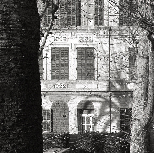 Dates portées au centre de la façade antérieure : 1868, 1889, 1922.