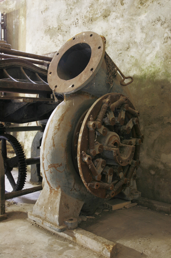 Une vue de l'atelier. ; Une turbine déposée dans l'atelier.