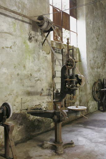Machine à percer (perceuse à colonne)
