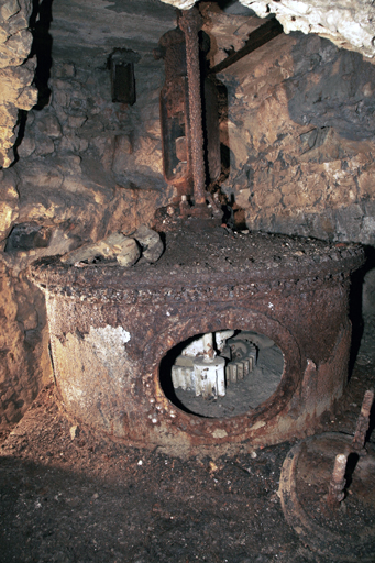 Vue des vestiges d'une turbine dans la quatrième chambre hydraulique.
