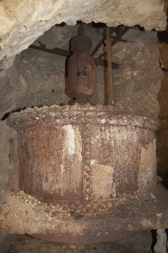 Vue des vestiges d'une turbine dans la quatrième chambre hydraulique.