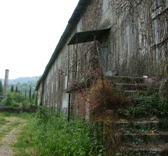 L'élévation nord-est. Vue vers le sud-est.