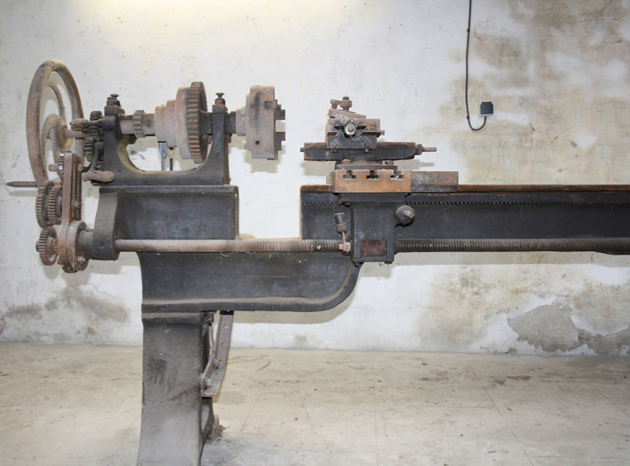 Machine à tourner (tour à charioter)