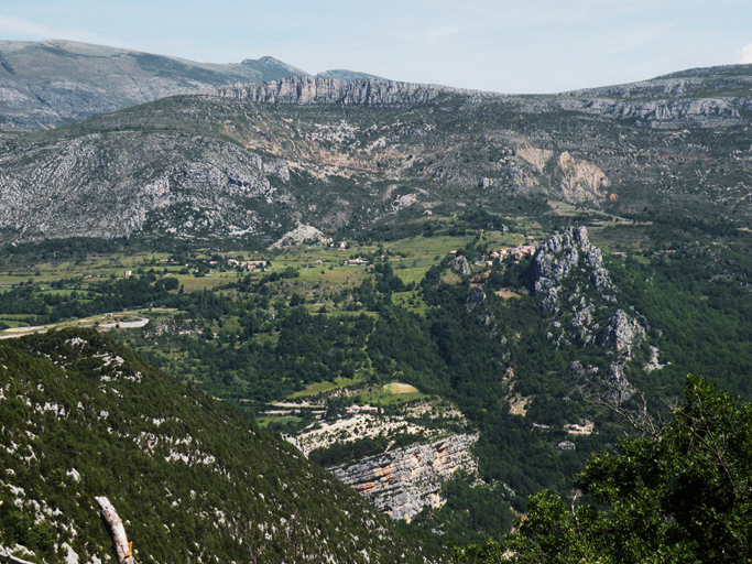 Vue sur le Point Sublime, le village de Rougon et la Barre de Catalan.