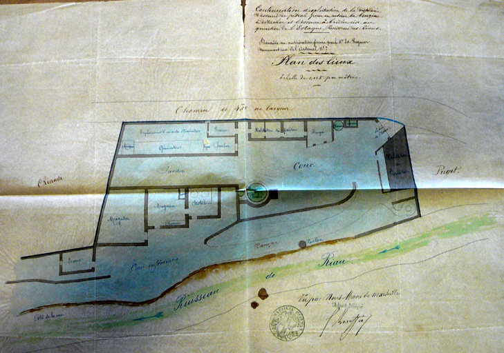 Plan des lieux. [Dans la partie haute : desservis par cour et jardin, maison d'habitation, maison du gardien, générateurs avec cheminée, foyer et charbon, bureau.  Dans la cour inférieure : distillerie, magasins, écurie. Le réservoir est dans l'angle de la cour supérieure, juste au dessus de la distillerie. L'entrée de l'usine se fait par le chemin (actuelle rue Colombel). Longeant le ruisseau des Riaux, une rampe. La fabrique de jardin  en rocaille figure sur le plan comme "pavillon". )
