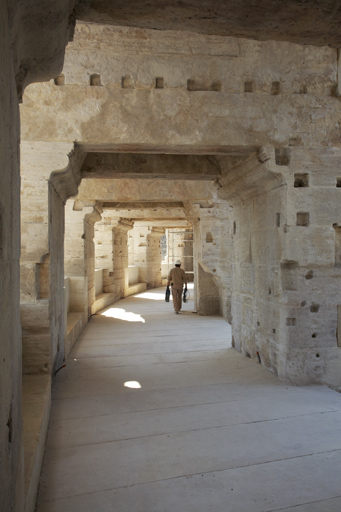 Vue du promenoir avec pose de dalles en béton armé prise de l'est