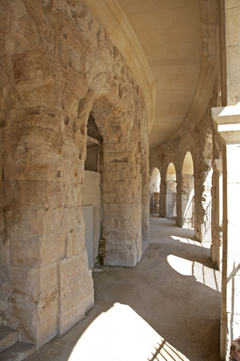 Vue galerie des entrées, pierres nettoyées, purgées et reprises