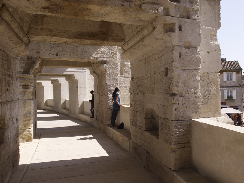 Vue du promenoir avec pose de dalles en béton armé, vue sud