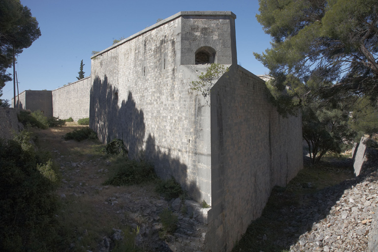 Bastion sud-est (5), front de gorge Est (1-5) et fossé des fronts Est et nord.