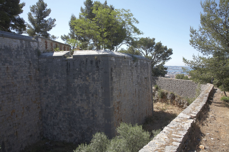 Bastion sud-ouest (2), face et flanc droits, mur de gorge crénelé, fossé et sa contrescarpe.