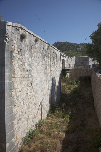 Front d'entrée sud (1-2) vu de l'ouest, bastion sud-ouest (2), fossé, culée pont-levis, bastion sud-est (1).