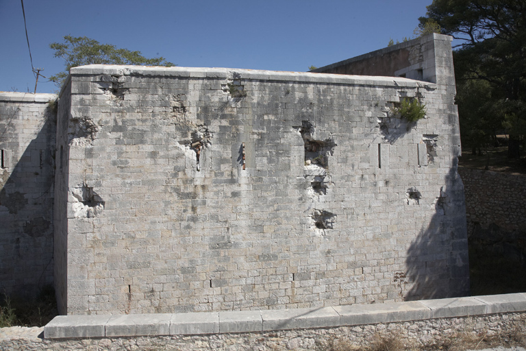 Front d'entrée sud (1-2) face droite crénelée du bastion sud-est (1), parapet face gauche.