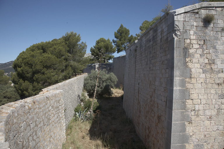 Front de tête ouest vu du sud, bastion sud-ouest (2), courtine (2-3), fossé et sa contrescarpe.