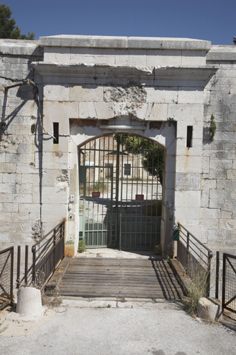 Détail de la porte à pont-levis au milieu du front sud (1-2), élévation extérieure.